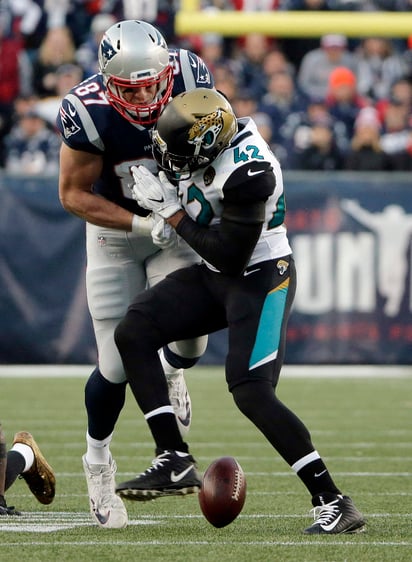 La dura acción se originó durante el último minuto del segundo cuarto, cuando Gronkowski fue a buscar un pase de Tom Brady justo en el medio campo, momento que Church aprovecho para embestir con el casco al ala cerrada de los “Pats”. (ARCHIVO)