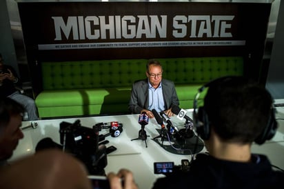 En reunión con un pequeño grupo de periodistas, Mark Hollis dejó su cargo en la Universidad de Michigan. (AP)