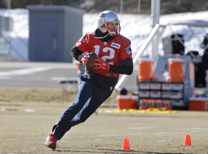 Tom Brady practicó de forma limitada ayer y utilizó de nueva cuenta guantes rojos en ambas manos. (AP)