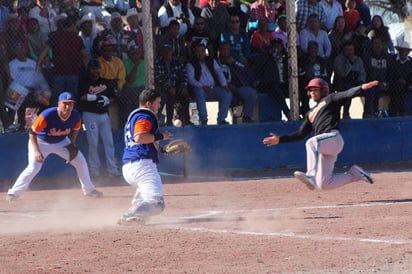 Los Sandilleros de Tlahualilo vencieron ayer 11-4 a Orioles de Gómez Palacio y su pusieron 3-2 arriba en la serie.