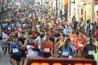 La salida, tanto en la distancia de 5 como de 10 kilómetros, copó por completo las principales arterias viales de la población duranguense, donde los participantes buscaron las primeras posiciones. (Fotografías de Jesús Galindo)