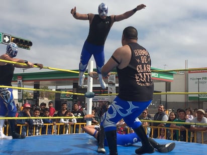 Tres contiendas pudieron disfrutar ayer los aficionados. Realiza IMD función de lucha libre en Paseo Colón