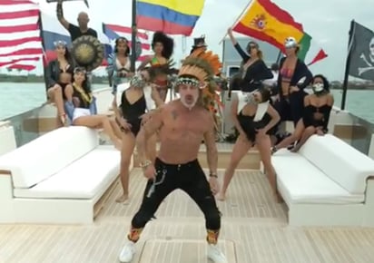 El multimillonario se hizo famoso por sus videos de baile junto a sus parejas. (INTERNET)