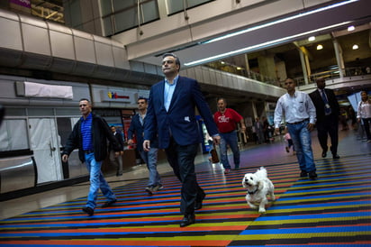 El diplomático español partió desde el Aeropuerto Internacional Simón Bolívar, cercano a Caracas, a Madrid cerca de las 22.00 horas locales (02.00 GMT) en un vuelo de Air Europa y tras haberse despedido de Venezuela con un mensaje de agradecimiento y la promesa de que seguirá trabajando desde España por el país caribeño. (EFE)