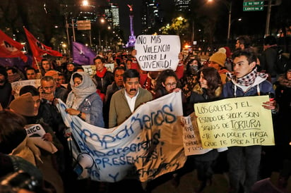 El padre de Marco Antonio (Cen.), estudiante que estuvo desaparecido, participó en la marcha sobre
Reforma para exigir justicia para su hijo y castigo para los policías que lo golpearon. (EL UNIVERSAL)