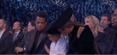 Captan. La niña Blue Ivy calló a Beyoncé y Jay Z cuando aplaudían en la ceremonia de los Grammy.