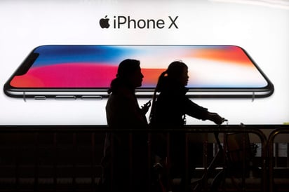 La firma Apple está reduciendo a la mitad su producción del iPhone X, su nuevo modelo de teléfono, ya que las ventas están siendo menores a las esperadas, informó hoy The Wall Street Journal. (AP)