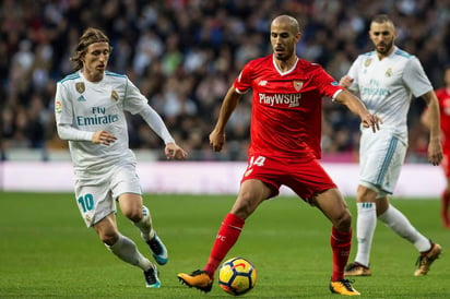 El mediocampista argentino ha visto disminuido su tiempo de juego en Sevilla tras la salida de Eduardo Berizzo. (ARCHIVO)