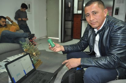 Innovación. Cuauhtémoc muestra dos de sus diseños, que asegura permiten contar con agua en casa con fluidez todo el día. (GUADALUPE MIRANDA)