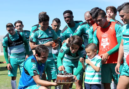 El pequeño 'Patito' fue padrino del Club Santos Laguna durante la temporada 2015 - 2016 y ya recibió un apoyo por parte del equipo. (Archivo)