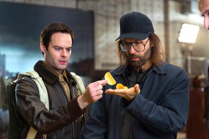 Una escena del comercial de Pringles para el Super Bowl con los actores Bill Hader, izquierda, y Sky Elobar en una imagen proporcionada por Pringles. (AP)