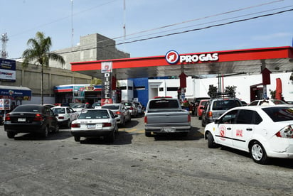 Gasolina importada. Reporta gasolinera un incremento de hasta un 500 % en clientes. (EL SIGLO DE TORREÓN/JESÚS GALINDO)