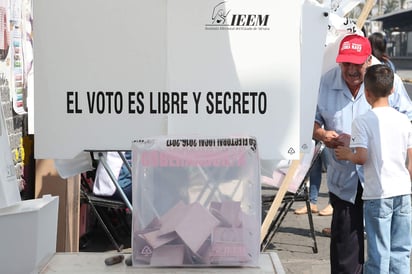 Los comicios federales del 1 de julio, cuando los mexicanos elegirán presidente, 500 diputados y 128 senadores, tendrán un costo de 28,02 millones de pesos (1,49 millones de dólares), según un reporte de la consultoría electoral Integralia. (ARCHIVO)