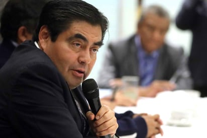 También sentenció que ningún acto de los que ha realizado en sus giras de trabajo por el interior de la entidad como coordinador de organización de Morena en Puebla ha quebrantado la ley ni ha significado un acto de corrupción o acarreo. (ARCHIVO)