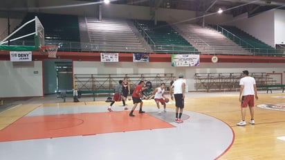 El equipo lagunero presentó la baja del alero Javier Miranda, quien fue liberado para contratarse con algún otro equipo de la Liga de Basquetbol Estatal de Chihuahua. (ARCHIVO)