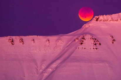 En la nieve. Así se vio en Longyearbyen, Svalbard (Noruega). (EFE)