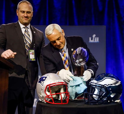 El codiciado trofeo que acredita como campeón de la NFL a los equipos.