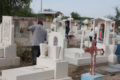 Solidaridad. Buscan que ciudadanos apoyen en la limpieza de panteón municipal durante este sábado 3 de febrero. (EL SIGLO DE TORREÓN/ROBERTO ITURRIAGA)