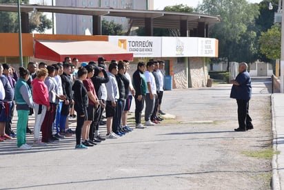 Requisito. En grupos, serán enviados los aspirantes a policías municipales a exámenes de control. (EL SIGLO DE TORREÓN)