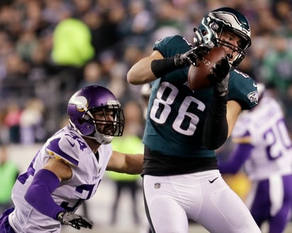 Zach Ertz es uno de los mejores tight ends de la NFL. Lideró la liga con 74 recepciones y añadió 8 TDs. (AP)