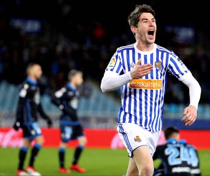 El defensa de la Real Sociedad Aritz Elustondo celebra tras marcar el cuarto gol. (EFE)