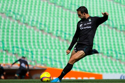 El capitán “Cali” Izquierdoz durante el entrenamiento de ayer en el TSM. (Jam Media)