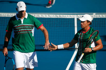 Santiago Gonzalez (i) y Miguel Reyes (d), de México, en festejo durante el juego de dobles de la serie Copa Davis contra Puerto Rico. México barre a Puerto Rico en Copa Davis