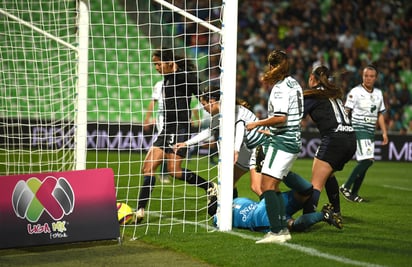 El equipo femenil de Chivas Rayadas de Guadalajara vino de atrás y se levantó del 0-1 en contra para terminar por golear 4-1 a Santos Laguna, en duelo de la fecha cinco del Clausura 2018 de la Liga MX femenil. (Erick Sotomayor)