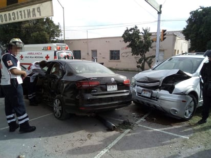 Paramédicos de la Cruz Roja acudieron al lugar para atender a la conductora del Jetta. (EL SIGLO DE TORREÓN)