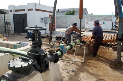 Según mencionó, no se interrumpirá por completo el suministro del agua sino que únicamente habrá baja presión en las líneas. Dijo que ya se dio aviso a los habitantes de este sector para que tomen previsiones y que el servicio se regularizará el domingo. (EL SIGLO DE TORREÓN)