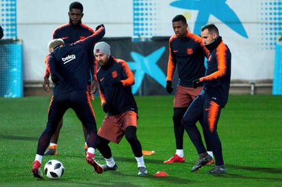 El mediocentro croata Ivan Rakitic (espaldas), el delantero argentino, Leo Messi (c), el defensa central francés, Samuel Umtiti (i), el defensa portugués Nelson Semedo (2d) y el delantero Paco Alcacer (d) en el entrenamiento. (EFE)