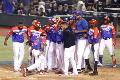 El jugador Jonathan Morales (i), de los Criollos de Caguas de Puerto Rico, festeja un cuadrangular con sus compañeros ante las Águilas Cibaeñas de República Dominicana durante el juego de la final de la Serie del Caribe. (EFE)