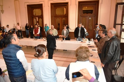 Protesta. Toman protesta a una de las suplentes de las dos regidoras que solicitaron permiso el lunes para ausentarse. (EL SIGLO DE TORREÓN)