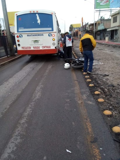 Una motocicleta marca Italika modelo 2015 de color negro que se desplazaba metros atrás en el mismo sentido, chocó en la parte trasera del autobús. (EL SIGLO DE TORREÓN)