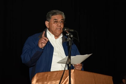 CIERRA CAMPAÑA. Salvador Hernández Vélez, único candidato a la rectoría de la Universidad Autónoma de Coahuila (UAdeC) por el período 2018-2021, cerró ayer su campaña electoral en La Laguna. Lo hizo en el Teatro de Cámara que se encuentra en la coordinación de la Unidad Torreón y el próximo lunes, lo hará en la ciudad de Saltillo. Desde hace días, el aspirante a la rectoría recorrió escuelas y facultades de la región; prometió equidad en la distribución de recursos y dar continuidad a proyectos culturales y deportivos, entre otros. Las elecciones se desarrollarán el martes 13 de febrero de este 2018 y podrán ejercer su voto, un total de 36 mil estudiantes y tres mil profesores.
