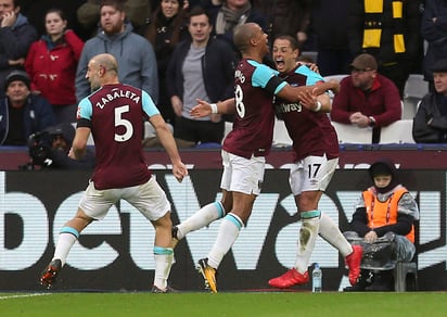 “Chicharito”, quien marcó su séptimo gol en la temporada, se encargó de ponerle número a la pizarra al minuto 38 y el austriaco Marko Arnautovic cerró la cuenta al 78. (AP)