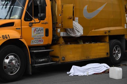 'Al estar acomodando la basura cayó al compartimiento donde se encuentra el mecanismo de compactación de la basura y fue aplastado', informó la policía. (EL UNIVERSAL)