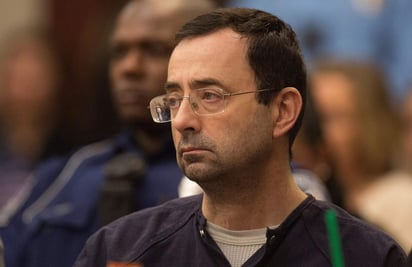 Nassar enfrenta dos largas sentencias en Michigan por abuso sexual. Pero primero debe cumplir una pena de 60 años en una prisión federal por delitos de pornografía infantil. (ARCHIVO)