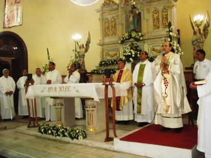 Misa de Consagración del Templo, celebrada por el primer obispo de la Diócesis de La Laguna duranguense, Mons. José Guadalupe Torres C., acompañado por 10 sacerdotes de la Diócesis.