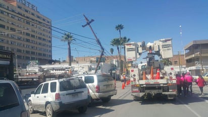 Personal de CFE trabajó durante la mañana en el restablecimiento del servicio eléctrico. (EL SIGLO DE TORREÓN) 