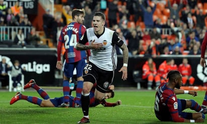 Santi Mina celebra el primer gol del Valencia. (EFE)