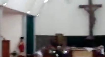 Hombre irrumpe iglesia y ataca a feligreses con espada