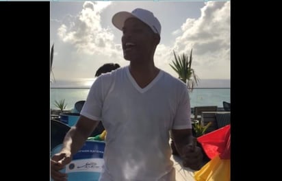 Responde Will Smith a las críticas recibidas después de publicar un video en donde aparece interpretando el tema La Bamba. (ESPECIAL)