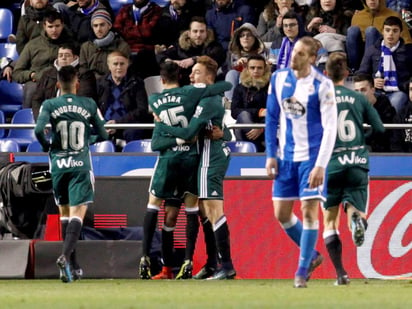 Los jugadores del Betis celebran el único tanto del partido. (EFE)