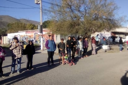 Exigen arreglos. Vecinos de colonias del Sur bloquearon ayer lunes el bulevar Laguna Sur para reclamar arreglos en el drenaje. (ROBERTO ITURRIAGA)