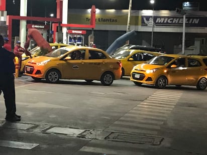 Los problemas más fuertes se han presentado en la estación de servicio ubicada en bulevar Revolución esquina con Falcón de la zona centro, donde la circulación de automóviles y transporte público es constante. (EL SIGLO DE TORREÓN)