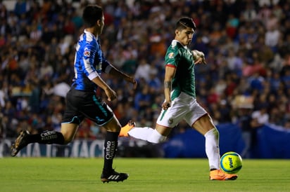 Alan Pulido (d) marcó los dos tantos de las Chivas. Chivas logra igualada de último minuto