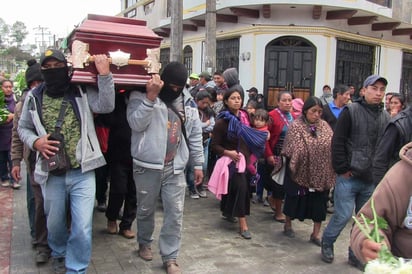 Más de 300 indígenas tzeltales de la comunidad Piedra Parada, a unos 8 kilómetros de la cabecera municipal de Oxchuc, permanecen sitiados desde finales del mes de enero, cuando grupos antagónicos se enfrentaron como parte de un conflicto poselectoral, denunció la Junta de Buen Gobierno El Camino del Futuro. (ARCHIVO)