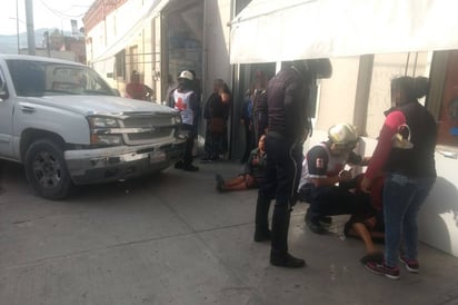 Atención. Paremédicos de la Cruz Roja atendieron a las mujeres lesionadas  y las trasladaron a un hospital de la localidad.