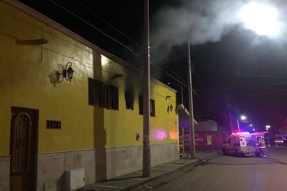 Fuego. Llamas consumen tortillería de Gómez Palacio durante la madrugada, no se reportaron lesionados.